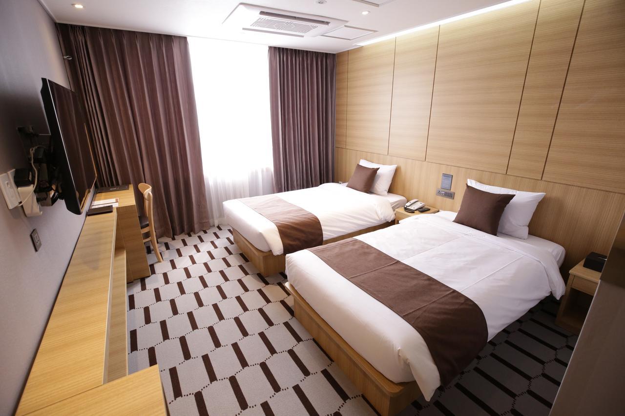 Honors Hotel Hwaseong Bagian luar foto